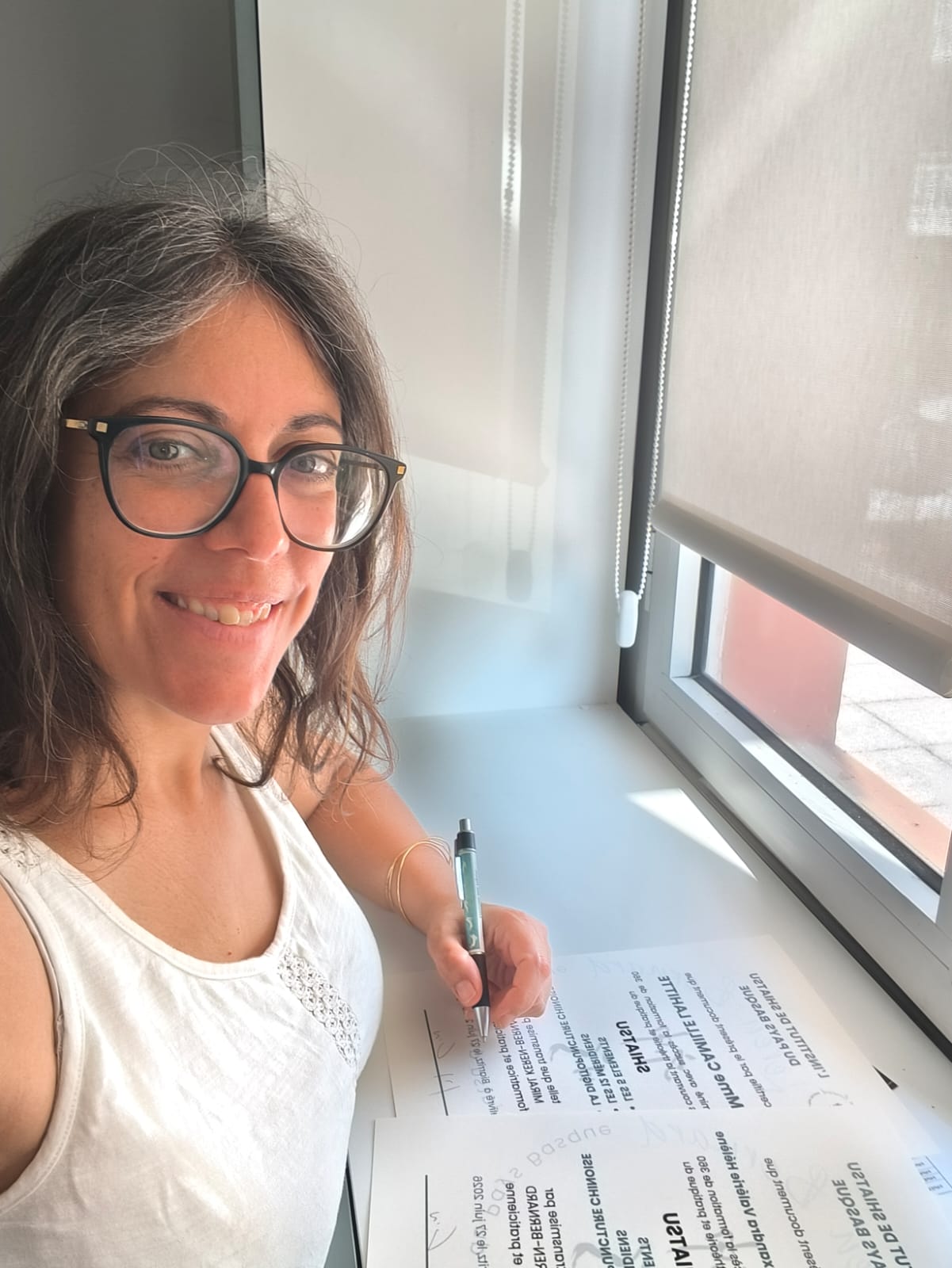Miral Keren prépare et signe les diplômes de ses élèves